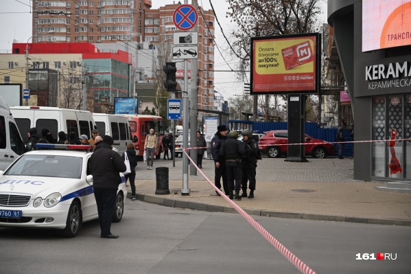 Машины полиции стоят на дороге больше часа Машины полиции стоят на дороге больше часа