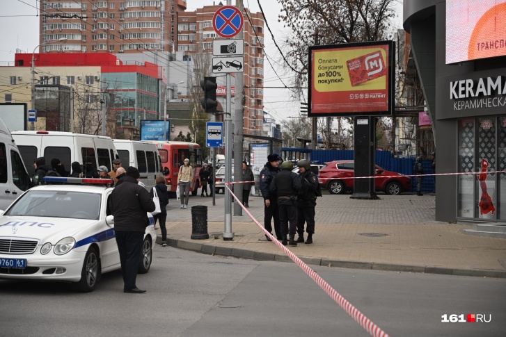 Машины полиции стоят на дороге больше часа Машины полиции стоят на дороге больше часа