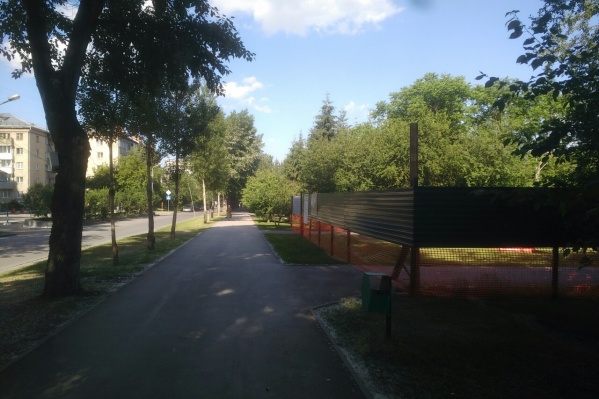 Дорожки освободили от строительного забора Дорожки освободили от строительного забора