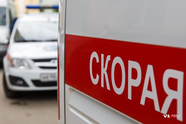 С места ДТП пострадавших забрали в больницу Волжского С места ДТП пострадавших забрали в больницу Волжского 