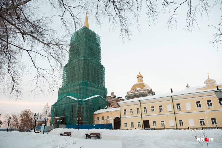 Зиму 2018–2019 здание собора вновь встретит в зеленом одеянии. И елка на площади не нужна