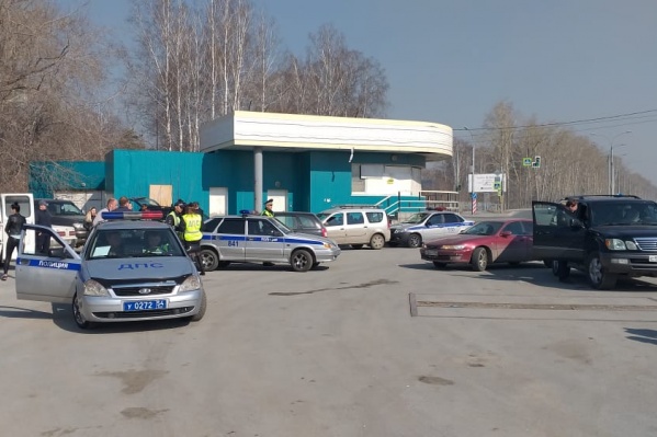Водители чёрного «Лексуса» и красной «Тойоты» остались без машин из-за многотысячных долгов Водители чёрного «Лексуса» и красной «Тойоты» остались без машин из-за многотысячных долгов 