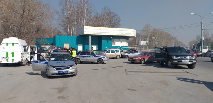 Водители чёрного «Лексуса» и красной «Тойоты» остались без машин из-за многотысячных долгов Водители чёрного «Лексуса» и красной «Тойоты» остались без машин из-за многотысячных долгов