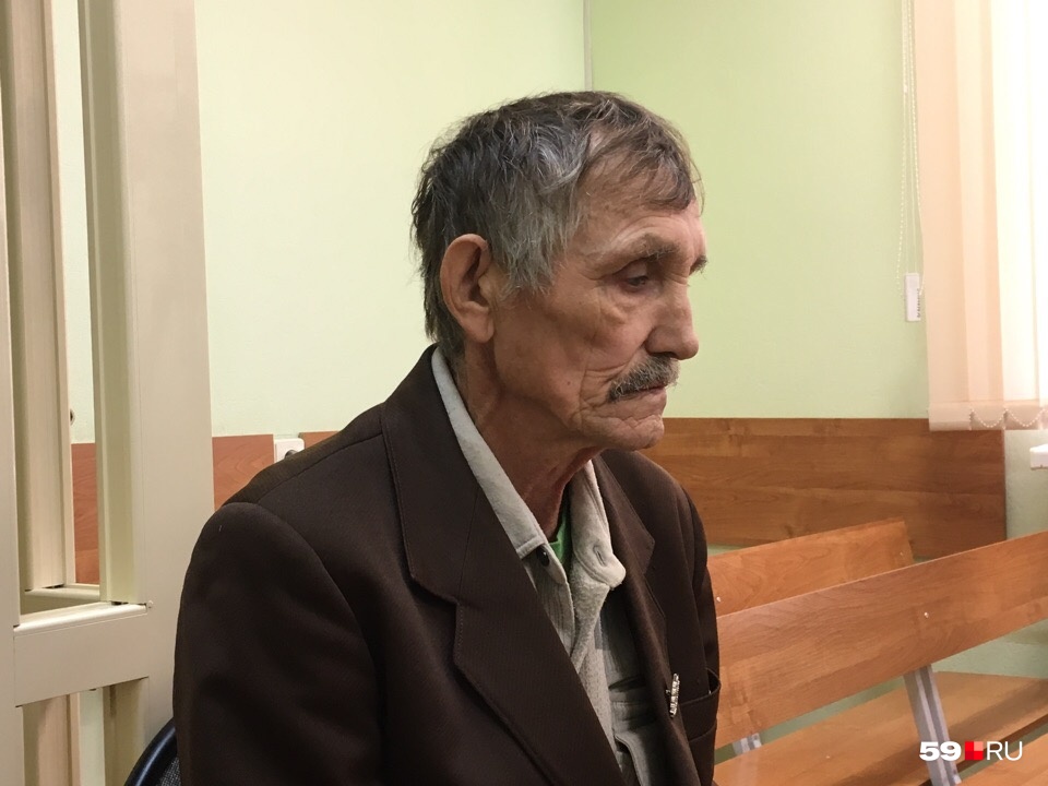 Игорь Трошев в свои 64 года работает, признается, что по состоянию здоровья уже не может ухаживать за огородом