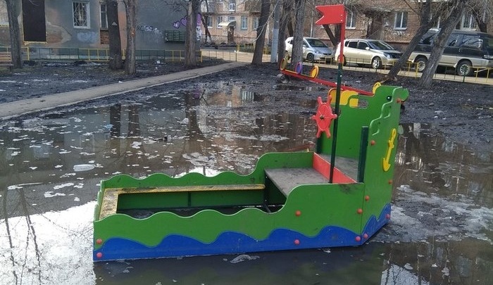Московский блогер Варламов высмеял затопленную детскую площадку с кораблем