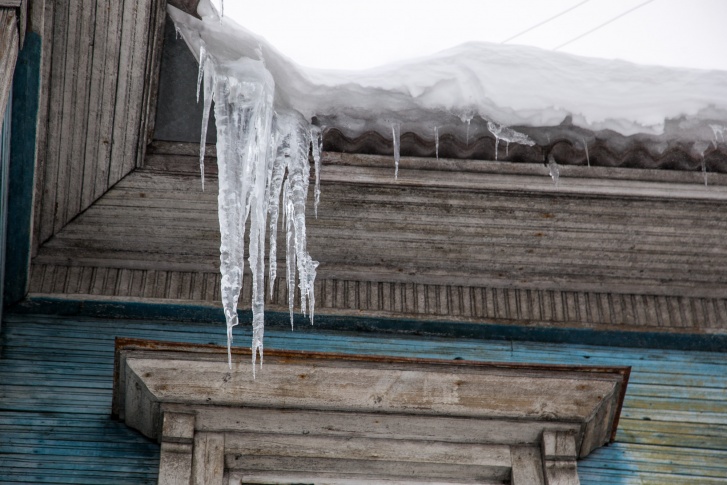 Женщина пыталась убрать лёд и снег с крыши своего дома сама
