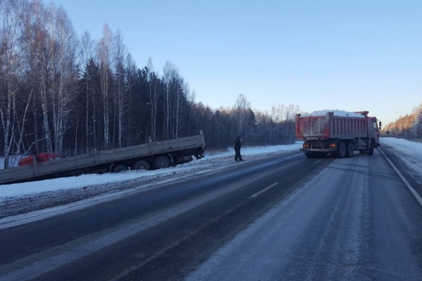Легковушка была с прицепом. От сильного удара он разлетелся в щепки Легковушка была с прицепом. От сильного удара он разлетелся в щепки