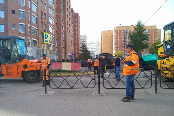 Рабочие убрали шлагбаум, чтобы заасфальтировать дорогу Рабочие убрали шлагбаум, чтобы заасфальтировать дорогу