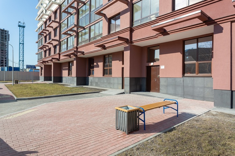 Входы в подъезд адаптированы для заезда колясок Входы в подъезд адаптированы для заезда колясок