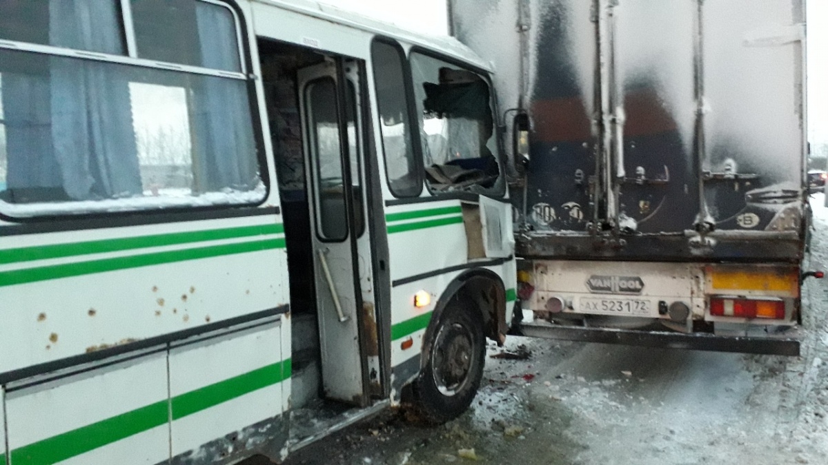После аварии на месте видели три экипажа скорой помощи После аварии на месте видели три экипажа скорой помощи