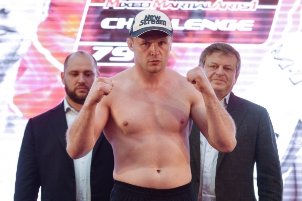 На счету россиянина Александра Шлеменко 56 побед и 12 поражений, почти в три раза больше, чем у его соперника На счету россиянина Александра Шлеменко 56 побед и 12 поражений, почти в три раза больше, чем у его соперника