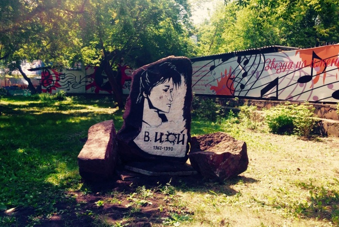 Раньше камень-памятник стоял на ГорДК Раньше камень-памятник стоял на ГорДК