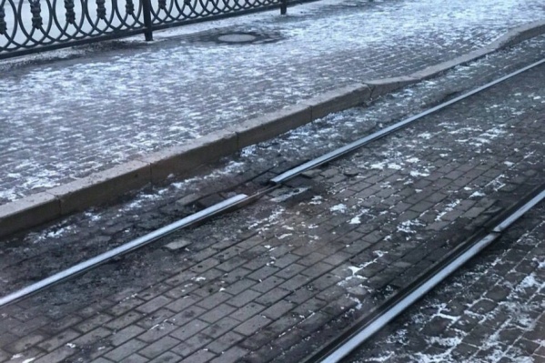 Из-за разрыва вагон может сойти с рельсов и врезаться в остановку Из-за разрыва вагон может сойти с рельсов и врезаться в остановку