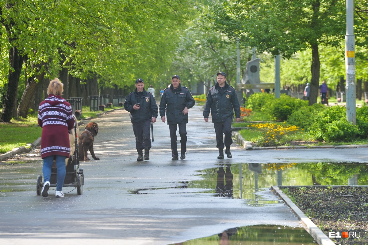В городе дежурит много полиции В городе дежурит много полиции