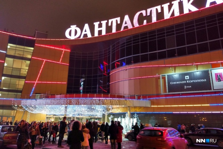 Сотрудники и покупатели торговых центров ждут на улице Сотрудники и покупатели торговых центров ждут на улице