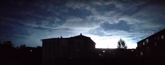 Около полуночи небо над городом осветили зарницы Около полуночи небо над городом осветили зарницы