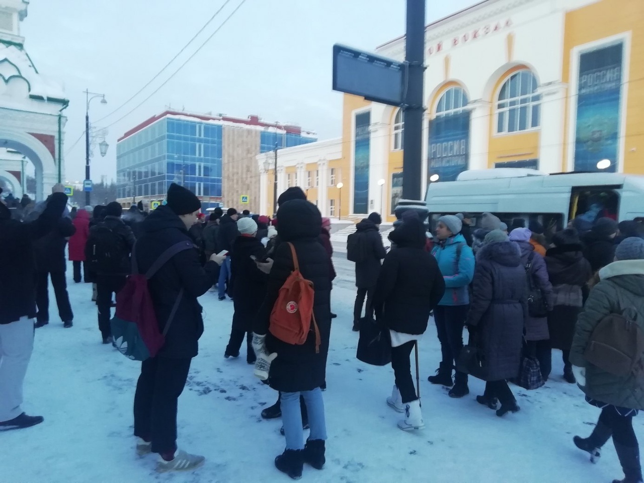 Много пермяков утром ждали автобус, чтобы уехать со станции Много пермяков утром ждали автобус, чтобы уехать со станции