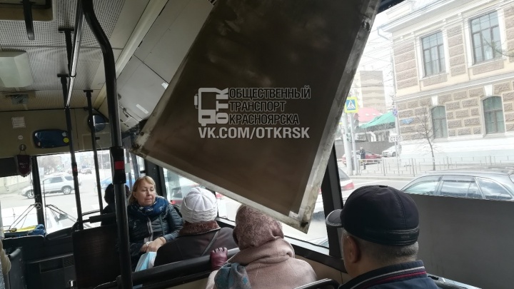 В автобусе информационное табло оторвалось и повисло над головами пассажиров