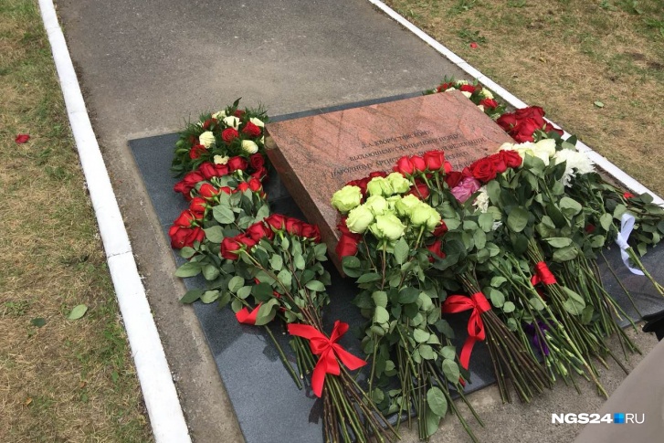 Капсула с прахом помещена в закладной камень Капсула с прахом помещена в закладной камень