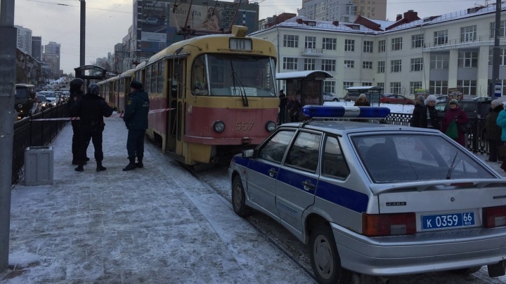 "Похоже, опять заминировали": на Ленина - Московской встал трамвай, "зажатый" полицией и пожарными