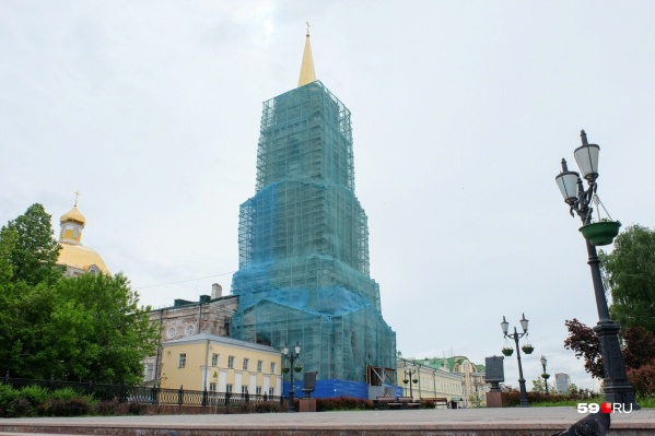 Сейчас ремонтируют внешнюю часть здания Сейчас ремонтируют внешнюю часть здания