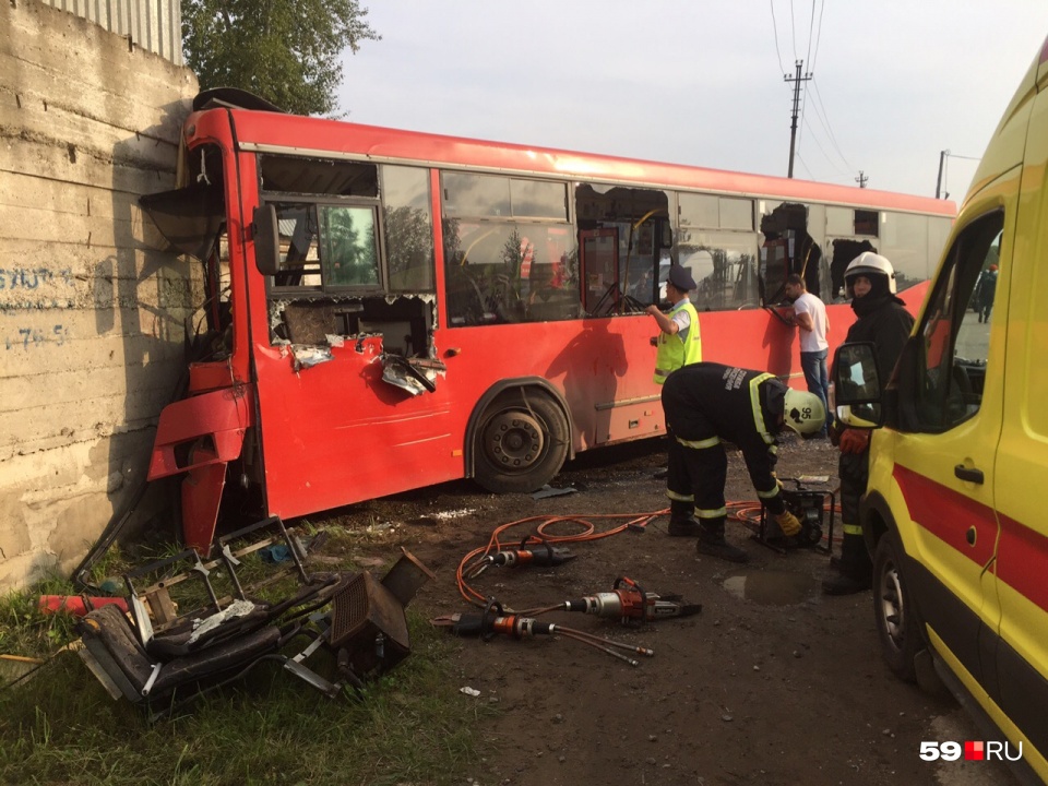 17 августа в Перми произошло одно из самых крупных ДТП 2019 года. Автобус № 53 <a href="https://59.ru/text/incidents/66201604/" target="_blank" class="_">врезался в бетонную стену</a> на улице Ново-Гайвинской. В результате пострадали 32 человека, в том числе 10 детей. Одна женщина скончалась на месте аварии, еще одна — <a href="https://59.ru/text/incidents/66212857/" target="_blank" class="_">после в больнице</a> 17 августа в Перми произошло одно из самых крупных ДТП 2019 года. Автобус № 53 <a href="https://59.ru/text/incidents/66201604/" target="_blank" class="_">врезался в бетонную стену</a> на улице Ново-Гайвинской. В результате пострадали 32 человека, в том числе 10 детей. Одна женщина скончалась на месте аварии, еще одна — <a href="https://59.ru/text/incidents/66212857/" target="_blank" class="_">после в больнице</a>