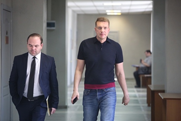 Депутату Кагилеву (справа) предъявлено обвинение по статье «Приготовление к получению взятки в особо крупном размере» Депутату Кагилеву (справа) предъявлено обвинение по статье «Приготовление к получению взятки в особо крупном размере»