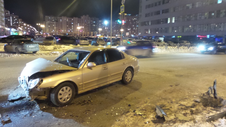 Машины увезли на эвакуаторах: возле Южного автовокзала Hyundai протаранил в бок ВАЗ-2115