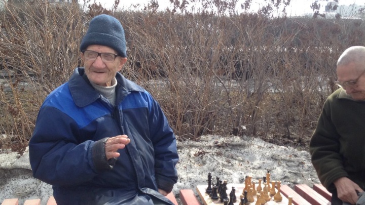 В Екатеринбурге нашли потерявшегося дедушку-шахматиста из мультика студии Pixar