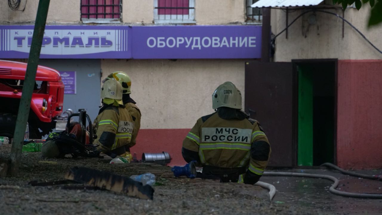 Огонь распространялся под крышей дома Огонь распространялся под крышей дома