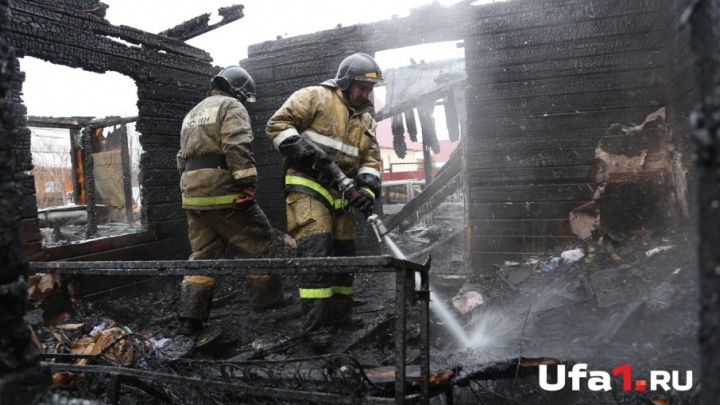 Под Уфой в пожаре пострадала семья и погиб мужчина