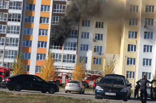 Пожарные сейчас устанавливают причины возгорания Пожарные сейчас устанавливают причины возгорания