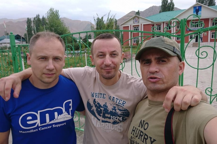Руслан Тараканов (справа), Сергей Матвеев (в центре) и Андрей Родыгин (слева) отправились в горы в конце июля Руслан Тараканов (справа), Сергей Матвеев (в центре) и Андрей Родыгин (слева) отправились в горы в конце июля