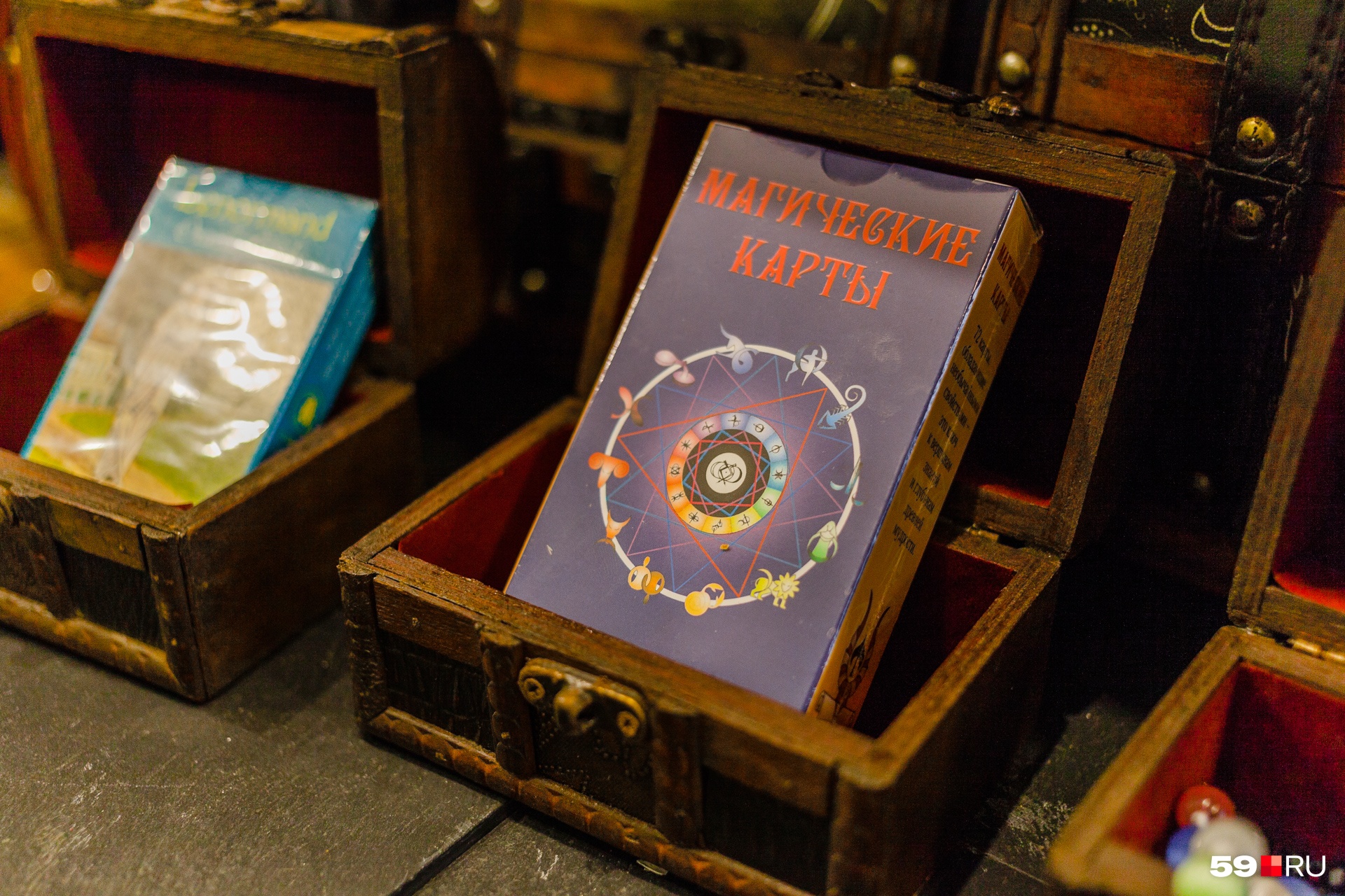 Карт Таро здесь очень много - разных видов Карт Таро здесь очень много - разных видов