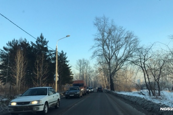 Чтобы попасть в рыбное хозяйство, водители часто съезжают с дороги Чтобы попасть в рыбное хозяйство, водители часто съезжают с дороги