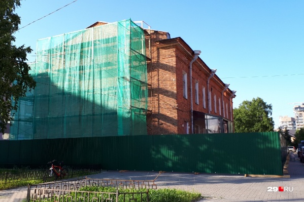 В июле здание музея оделось в строительные леса. Внутри тоже ведутся работы В июле здание музея оделось в строительные леса. Внутри тоже ведутся работы