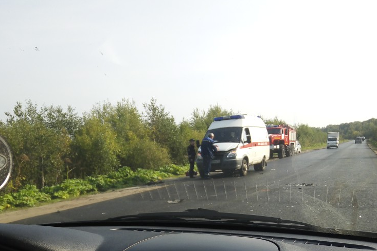 По асфальту разбросаны осколки от автомобиля и мотоцикла По асфальту разбросаны осколки от автомобиля и мотоцикла