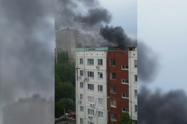 Людей эвакуируют из жилого дома Людей эвакуируют из жилого дома