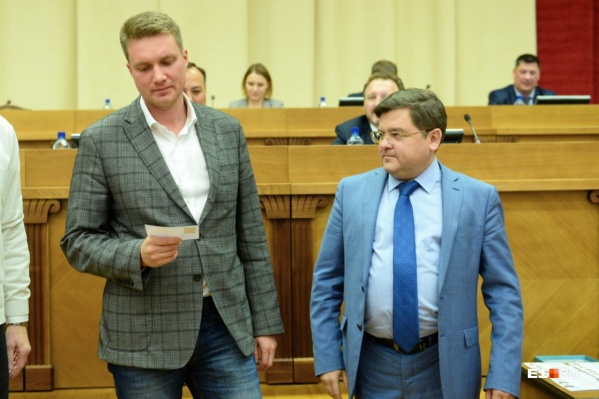 Олег Кагилев (слева) на вручении депутатского мандата Олег Кагилев (слева) на вручении депутатского мандата