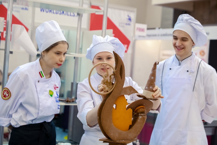Medallion of Excellence Дарьи Мальцевой (в центре фото) на WorldSkills — общая победа хлебокомбината «СМАК» и ЕЭТК