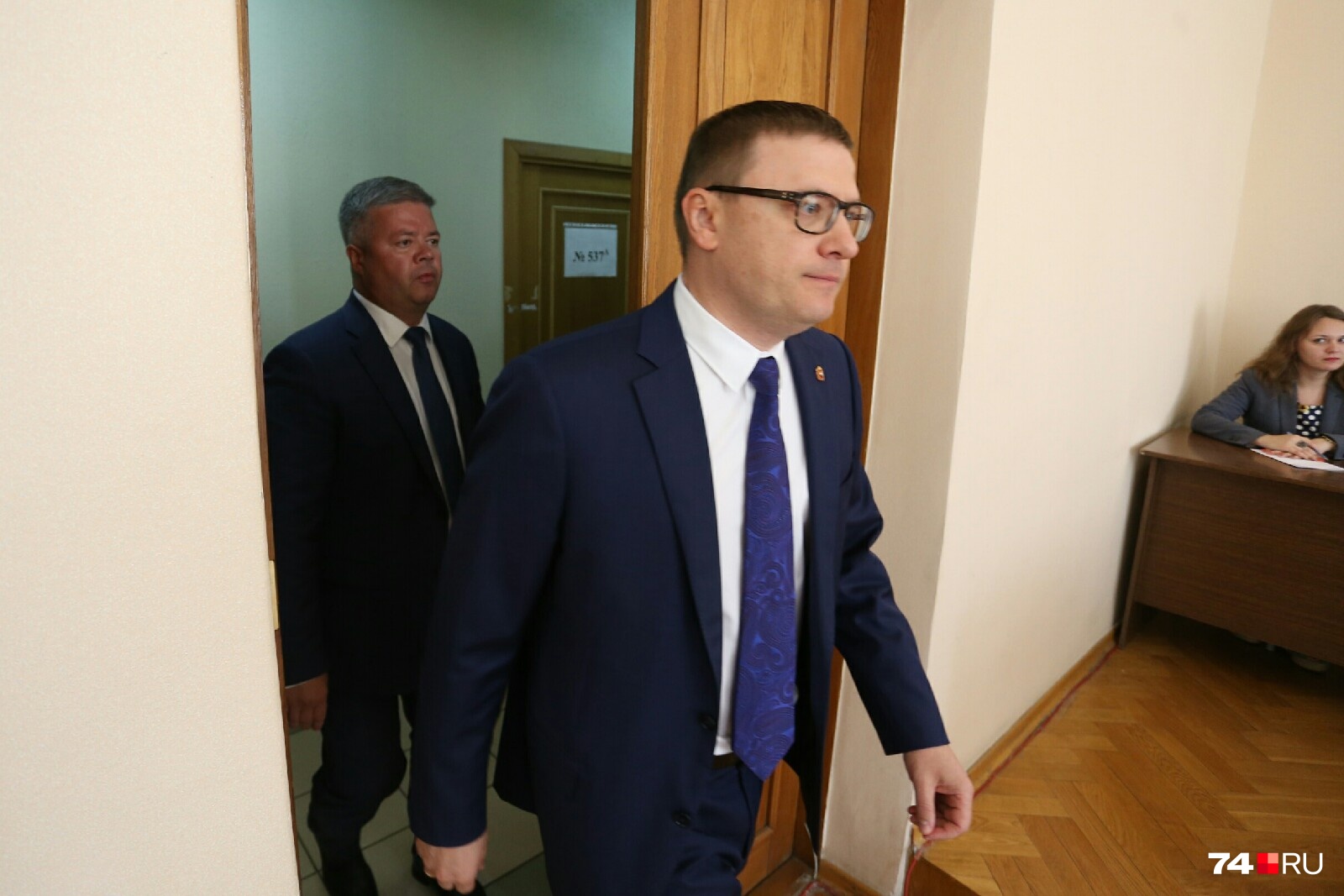 В зал заседаний чиновники вошли строго по субординации В зал заседаний чиновники вошли строго по субординации