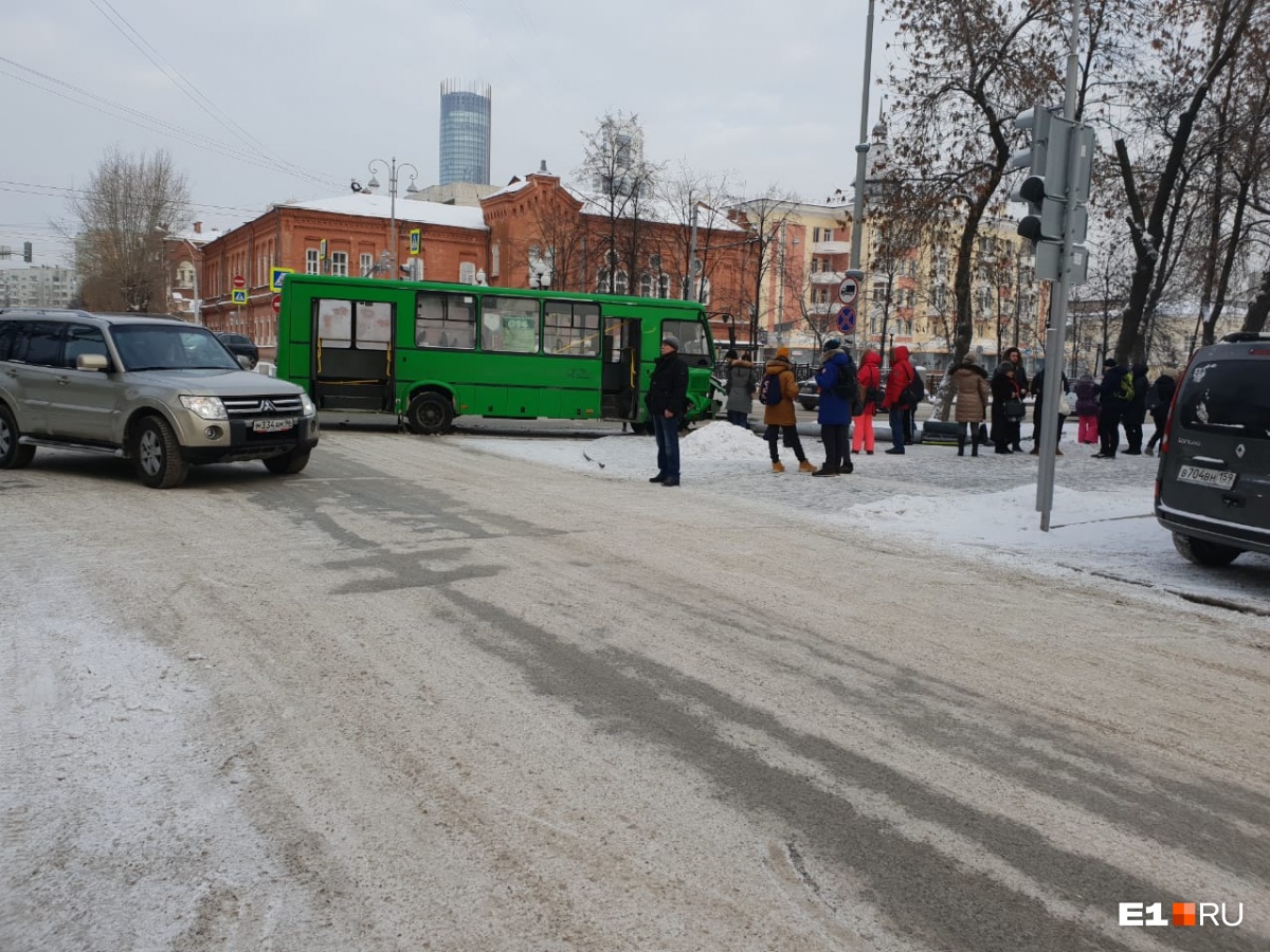 Автобус выехал на тротуар. Поселок Ленина автобус. Автобус Ленин. 8 Автобус на Ленина.