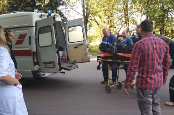Очевидцы говорят, что мотоциклист сильно пострадал Очевидцы говорят, что мотоциклист сильно пострадал