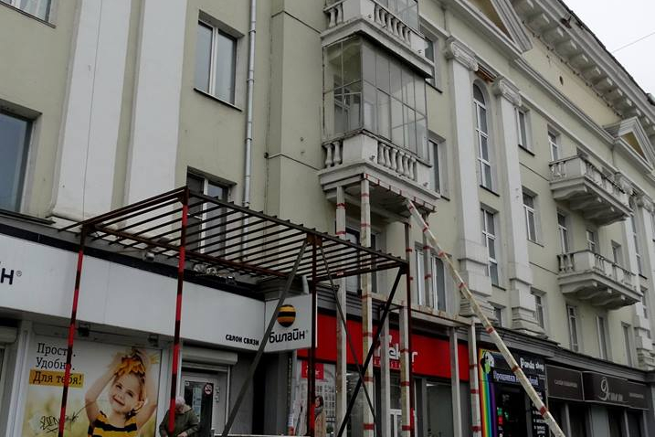 Балкон в центре Челябинска стоит на металлических подпорках уже три года