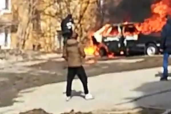 Парень просто упал в пламя Парень просто упал в пламя