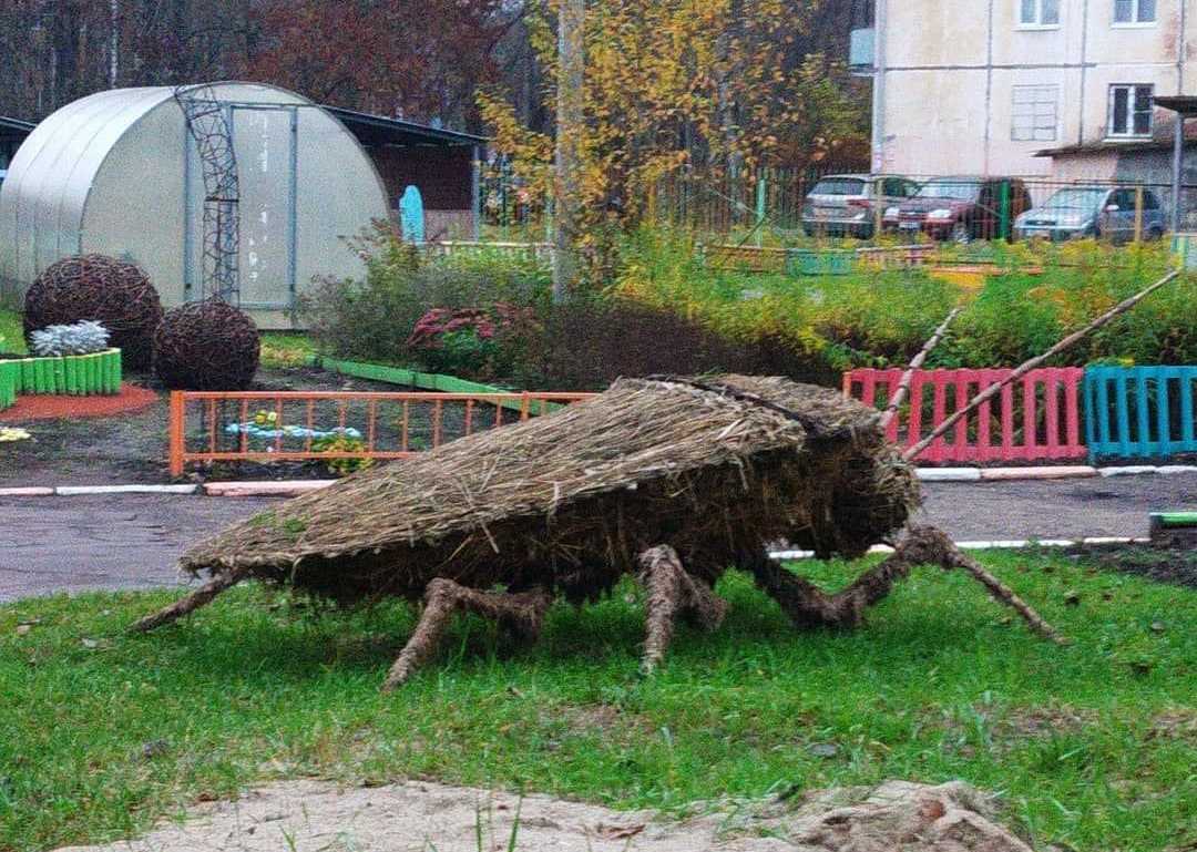В ярославском детском садике поставили гигантского жука: взрослые испугались, а детям понравилось