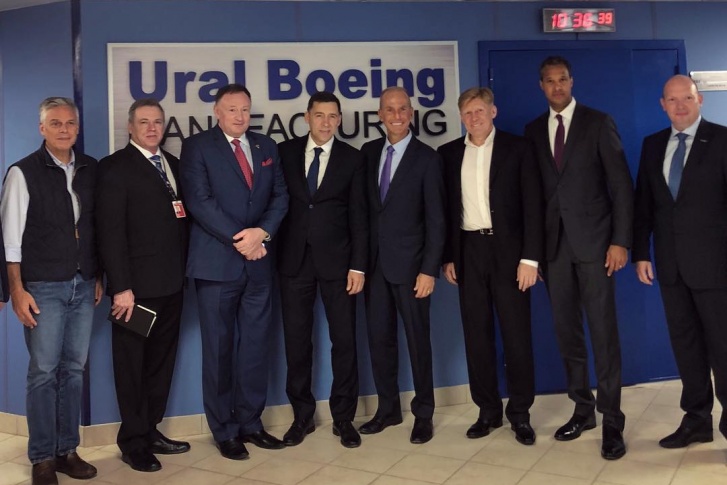 На открытие нового завода прибыла большая американская делегация, в том числе президент Boeing