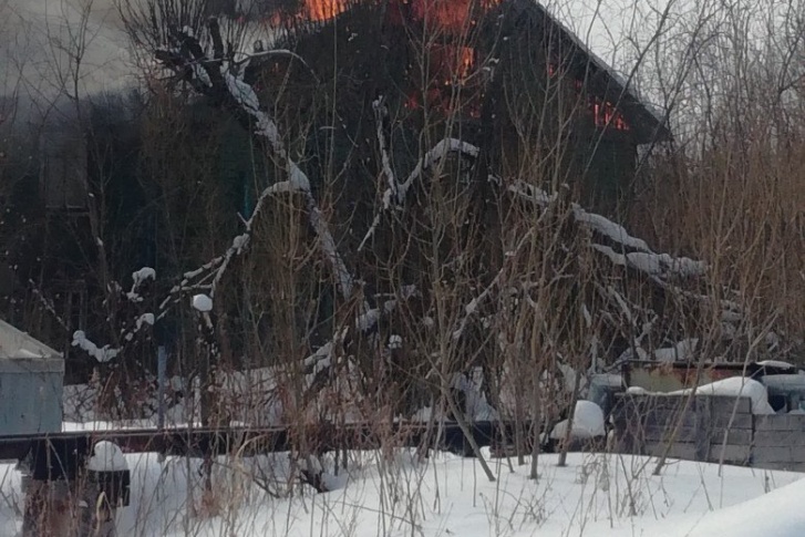 Деревянное здание горит до сих пор, сообщают очевидцы