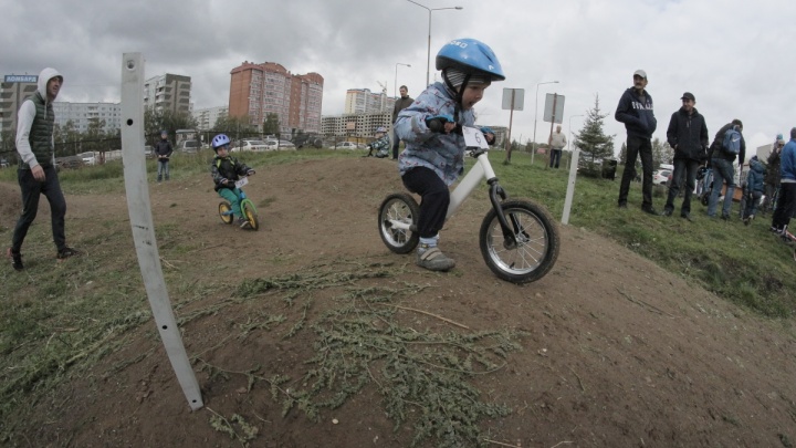 Двухлетние малыши устроили гонки на беговелах на трассе для велосипедистов-экстремалов
