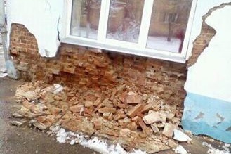 Так в мае обвалилась стена дома Так в мае обвалилась стена дома